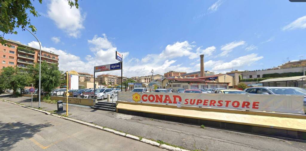 negozio in vendita a Roma in zona Tuscolano
