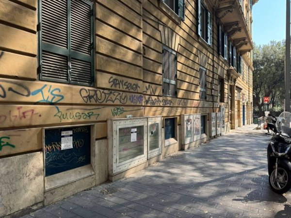 negozio in vendita a Roma in zona Appio Latino