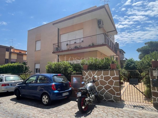 appartamento in vendita a Roma in zona Ostia Antica