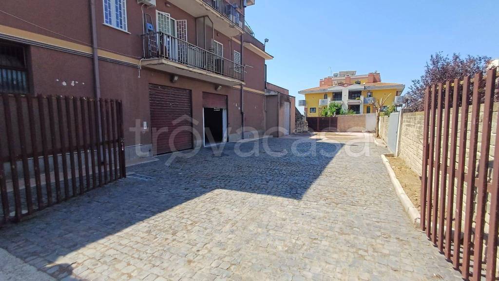 negozio in vendita a Roma in zona Massimina/Casal Lumbroso