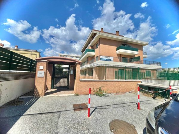 appartamento in vendita a Roma in zona Osteria del Curato