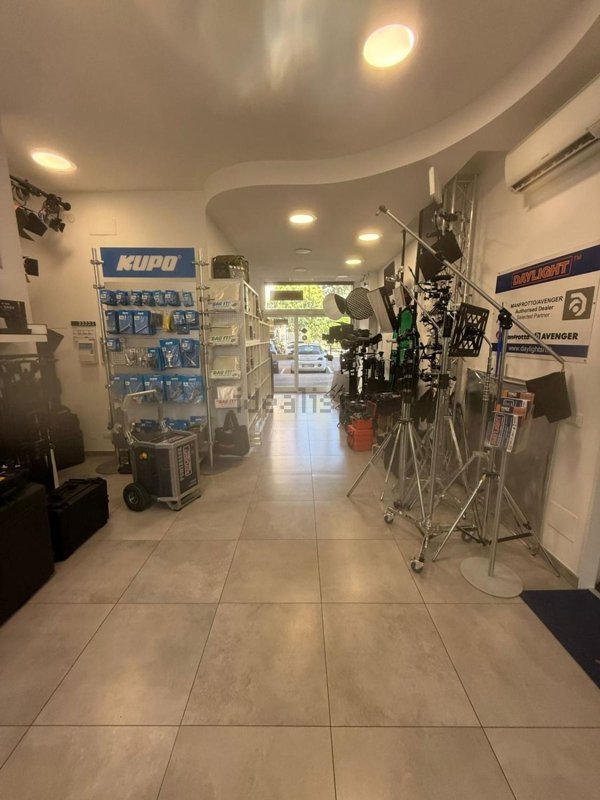 locale commerciale in vendita a Roma