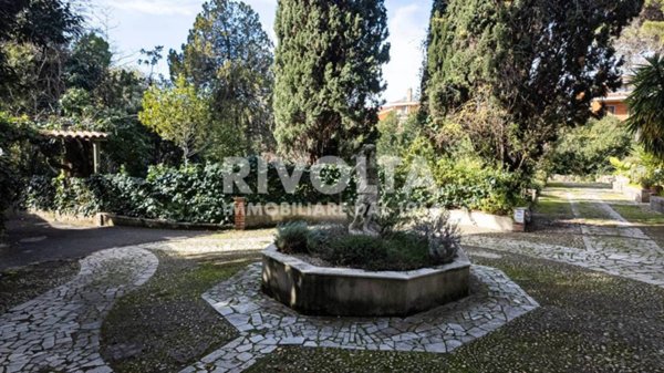 appartamento in vendita a Roma in zona Axa