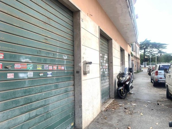 negozio in affitto a Roma in zona Tuscolano