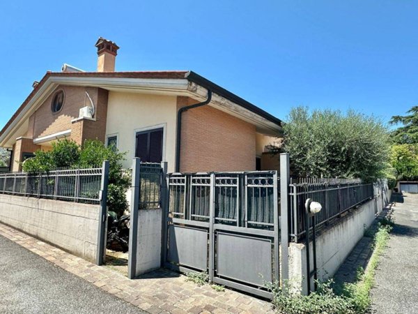 casa indipendente in vendita a Roma in zona Finocchio