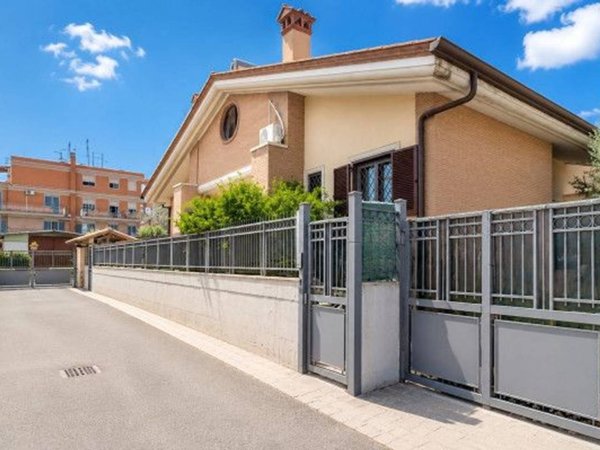 casa indipendente in vendita a Roma in zona Borghesiana