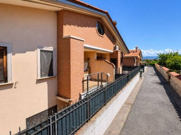 casa indipendente in vendita a Roma
