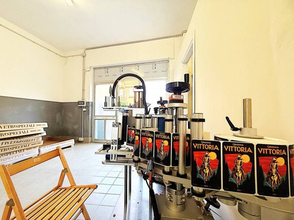 negozio in vendita a Roma in zona Casal Monastero