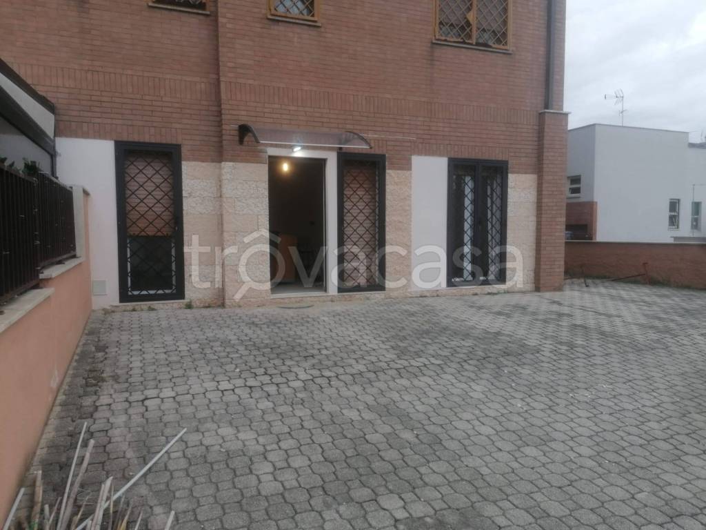 appartamento in vendita a Roma in zona Torre Angela