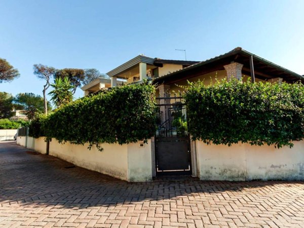 casa indipendente in vendita a Roma in zona Infernetto