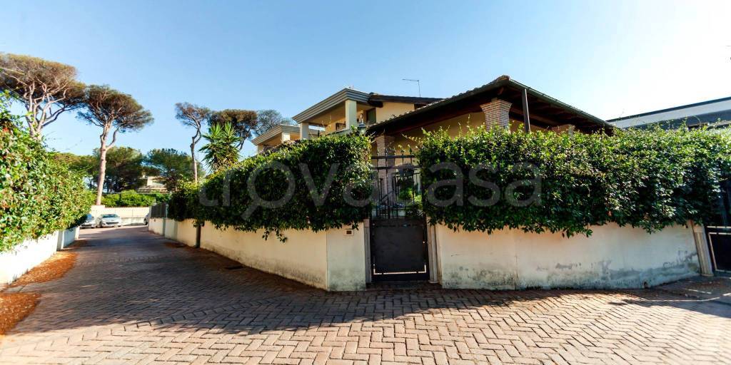 casa indipendente in vendita a Roma in zona Infernetto