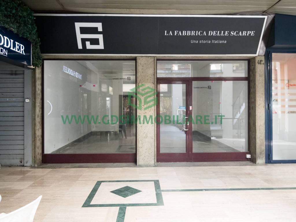 negozio in vendita a Roma in zona Appio Latino