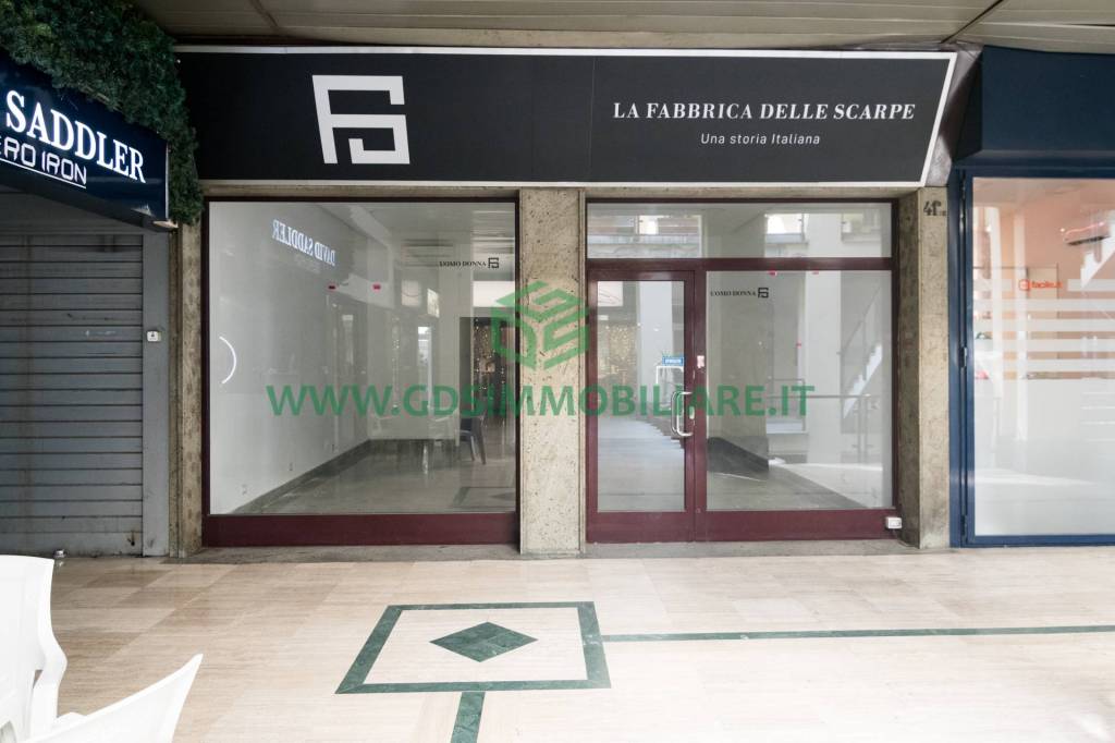 negozio in vendita a Roma in zona Appio Latino