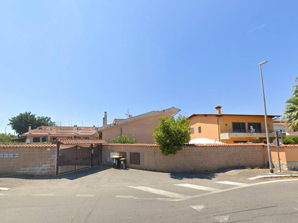 casa indipendente in vendita a Roma in zona Infernetto