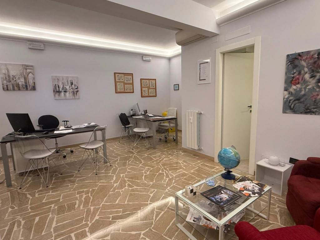 locale commerciale in vendita a Roma in zona Torrino