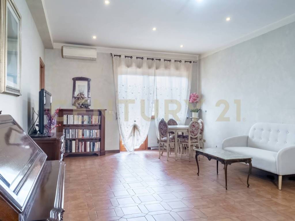 appartamento in vendita a Roma in zona Ostia Antica