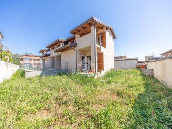 casa indipendente in vendita a Roma in zona Lunghezza