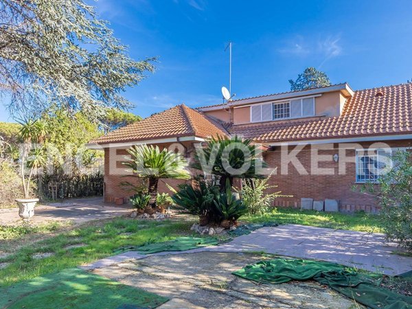 casa indipendente in vendita a Roma in zona Massimina/Casal Lumbroso