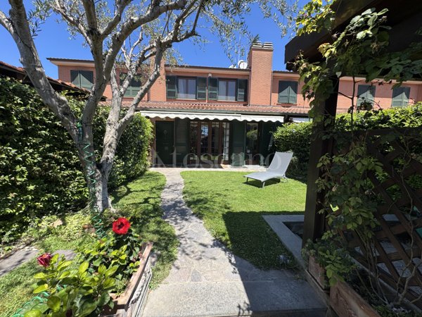 casa indipendente in vendita a Roma in zona Infernetto