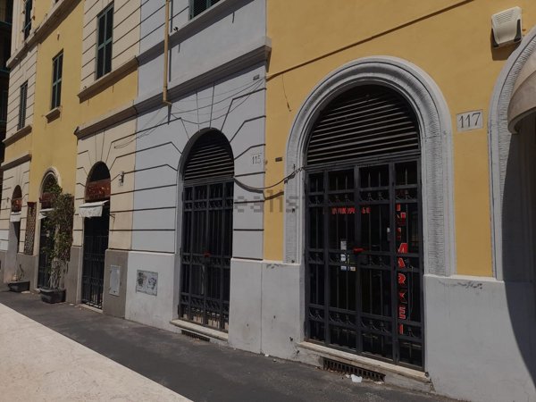 locale commerciale in vendita a Roma in zona Tuscolano