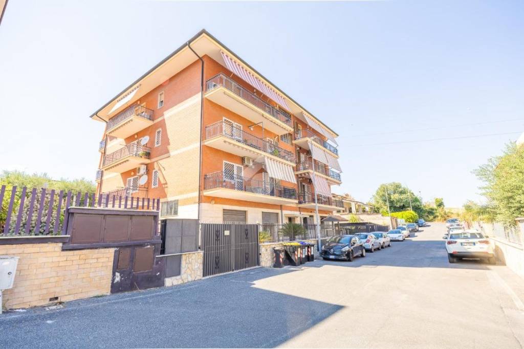 appartamento in vendita a Roma in zona Case Rosse