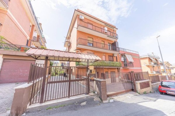 appartamento in vendita a Roma in zona Torre Angela