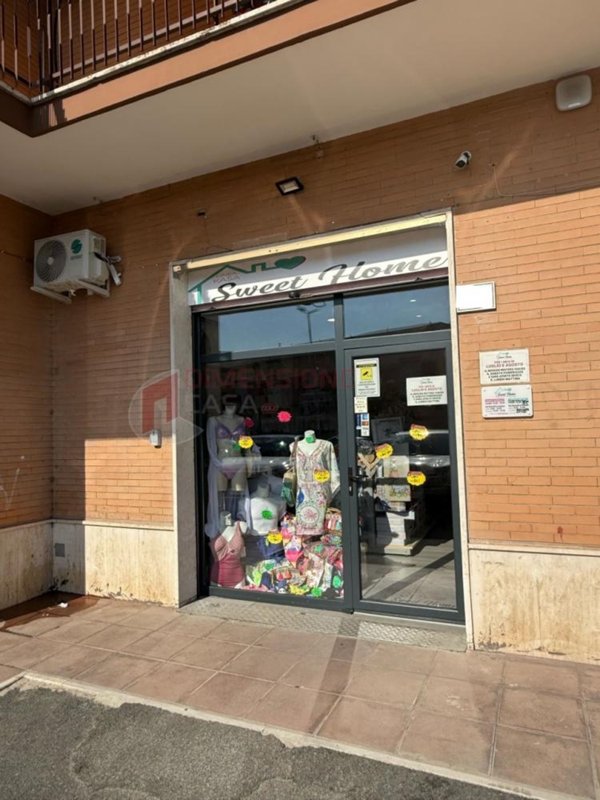 negozio in vendita a Roma in zona Castelverde