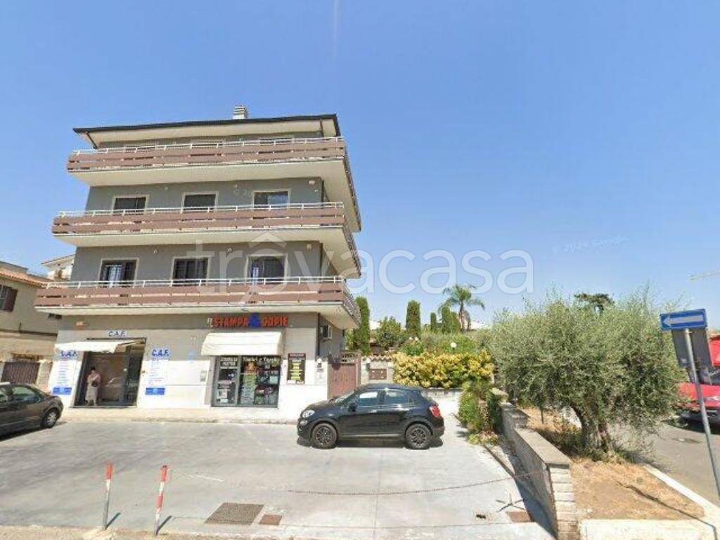 negozio in vendita a Roma in zona Castelverde