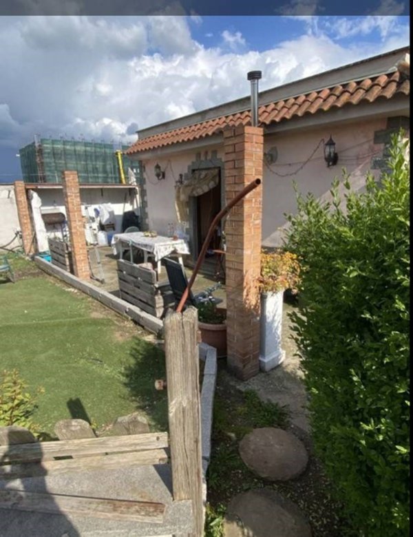 casa indipendente in vendita a Roma in zona Lago Regillo