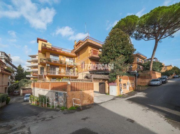 appartamento in vendita a Roma in zona Tomba di Nerone