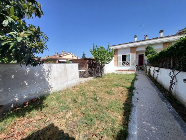 casa indipendente in vendita a Roma in zona Infernetto