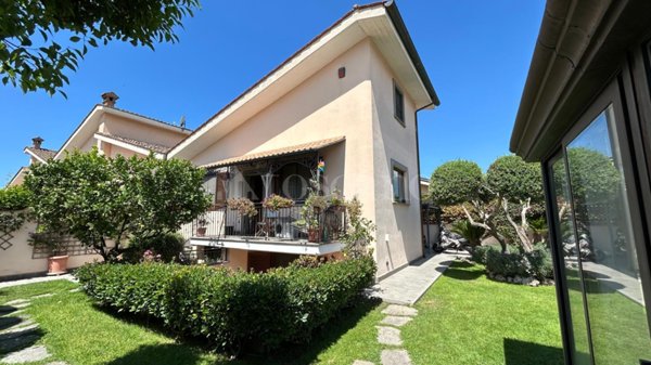 casa indipendente in vendita a Roma in zona Infernetto