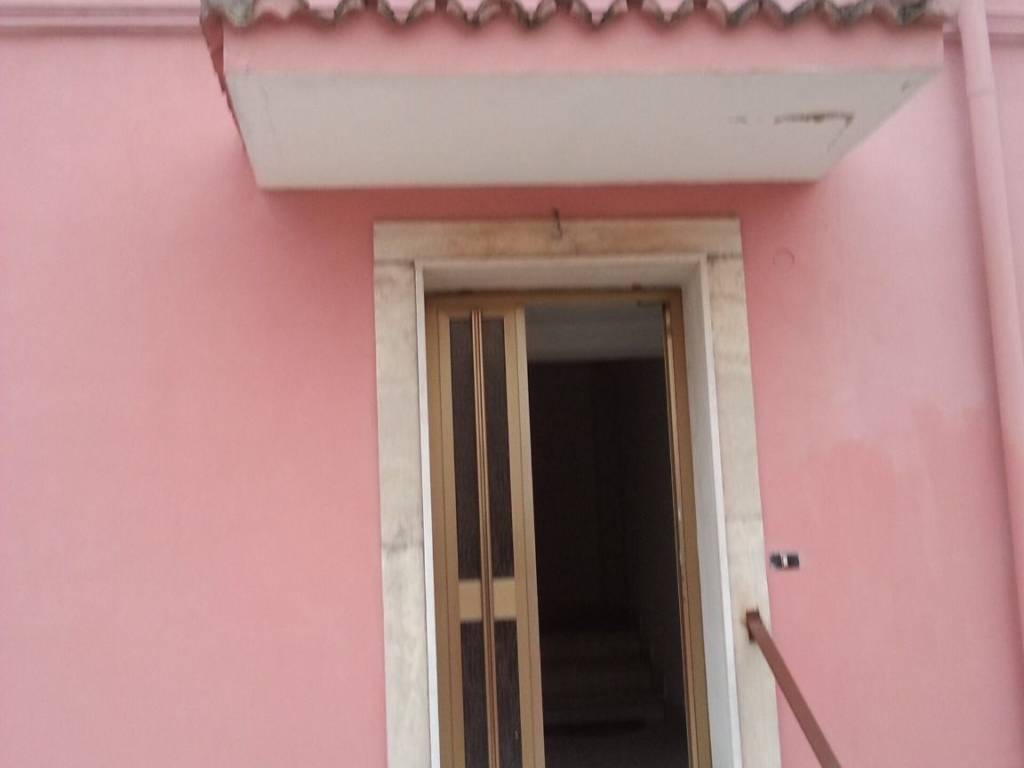 appartamento in vendita a Roma in zona Lago Regillo