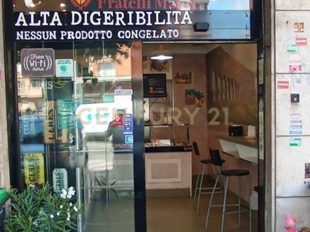 negozio in vendita a Roma in zona Tuscolano