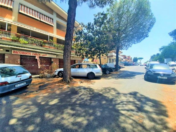 negozio in vendita a Roma in zona Finocchio