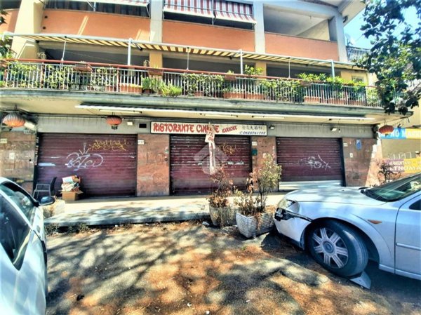 negozio in vendita a Roma in zona Finocchio