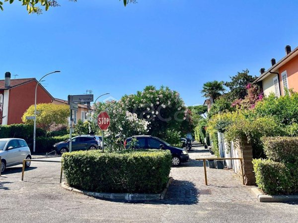 casa indipendente in vendita a Roma in zona Casal Palocco