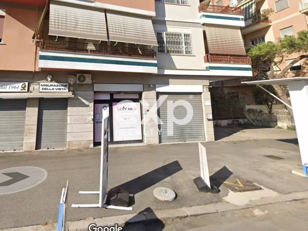 negozio in vendita a Roma in zona Castel Fusano