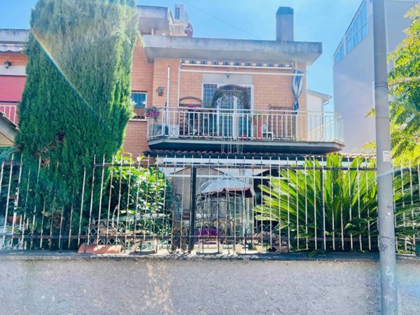 appartamento in vendita a Roma in zona Tomba di Nerone