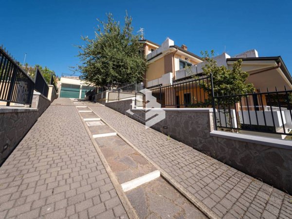 casa indipendente in vendita a Roma in zona Fonte Laurentina