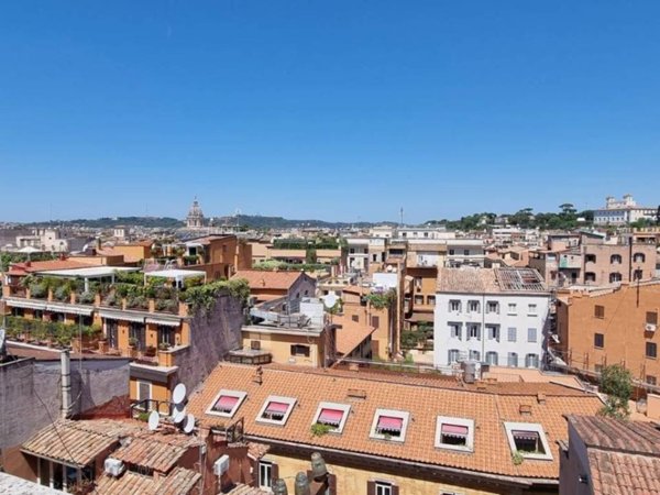 attico in vendita a Roma in zona Trevi-Colonna
