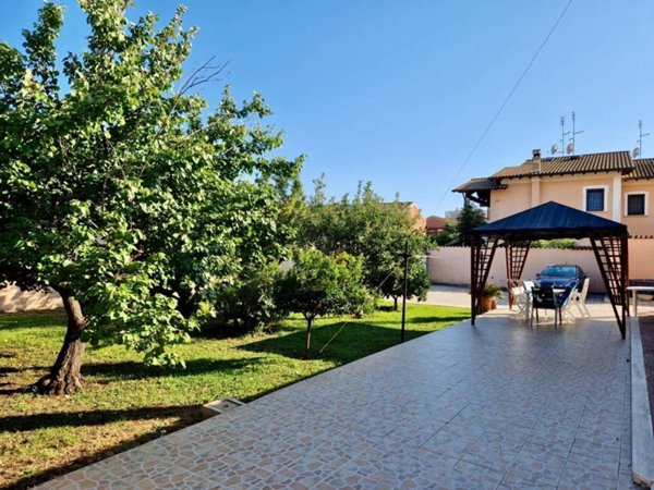 casa indipendente in vendita a Roma in zona Ostia Antica