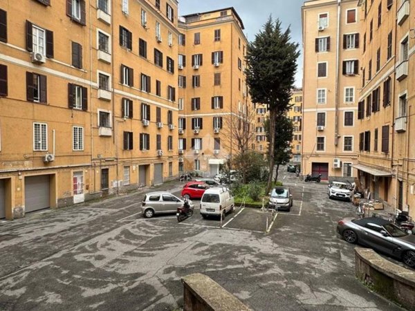 negozio in vendita a Roma in zona Della Vittoria