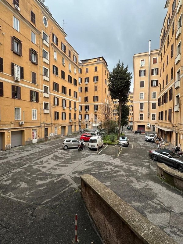 locale commerciale in vendita a Roma in zona Della Vittoria