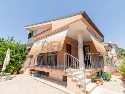 casa indipendente in vendita a Roma in zona Finocchio