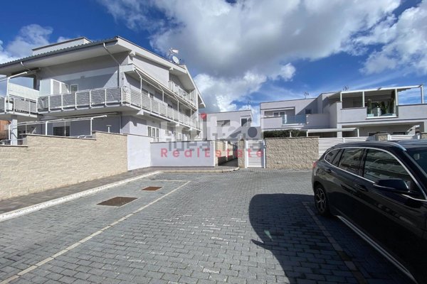 appartamento in vendita a Roma in zona Axa