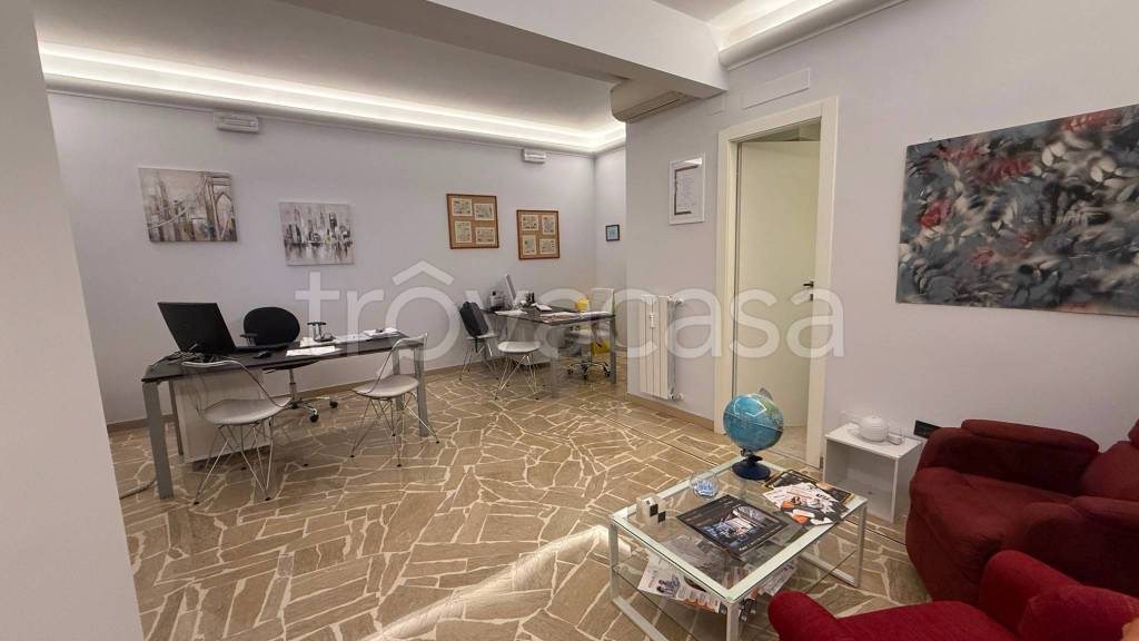 locale commerciale in vendita a Roma in zona EUR