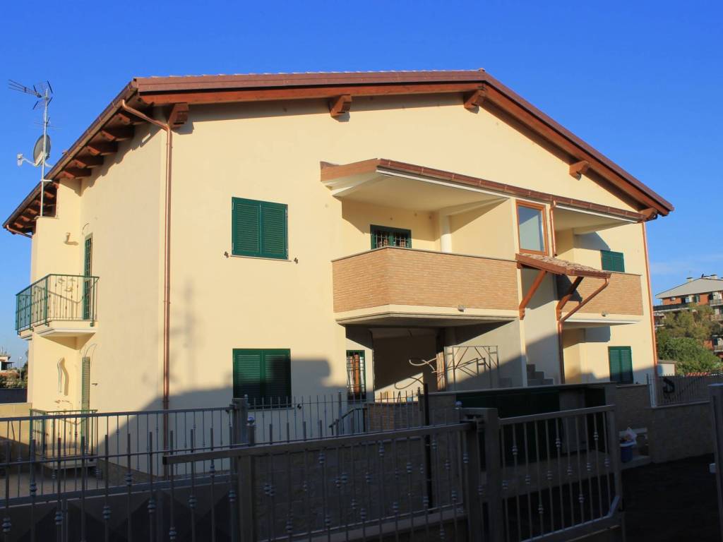 appartamento in vendita a Roma in zona Ostia Antica