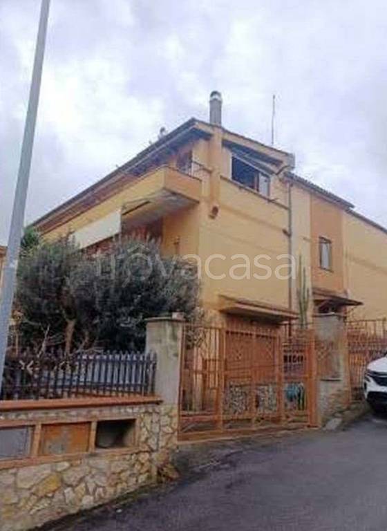 appartamento in vendita a Roma in zona Valle Muricana