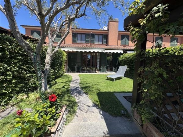 casa indipendente in vendita a Roma in zona Infernetto